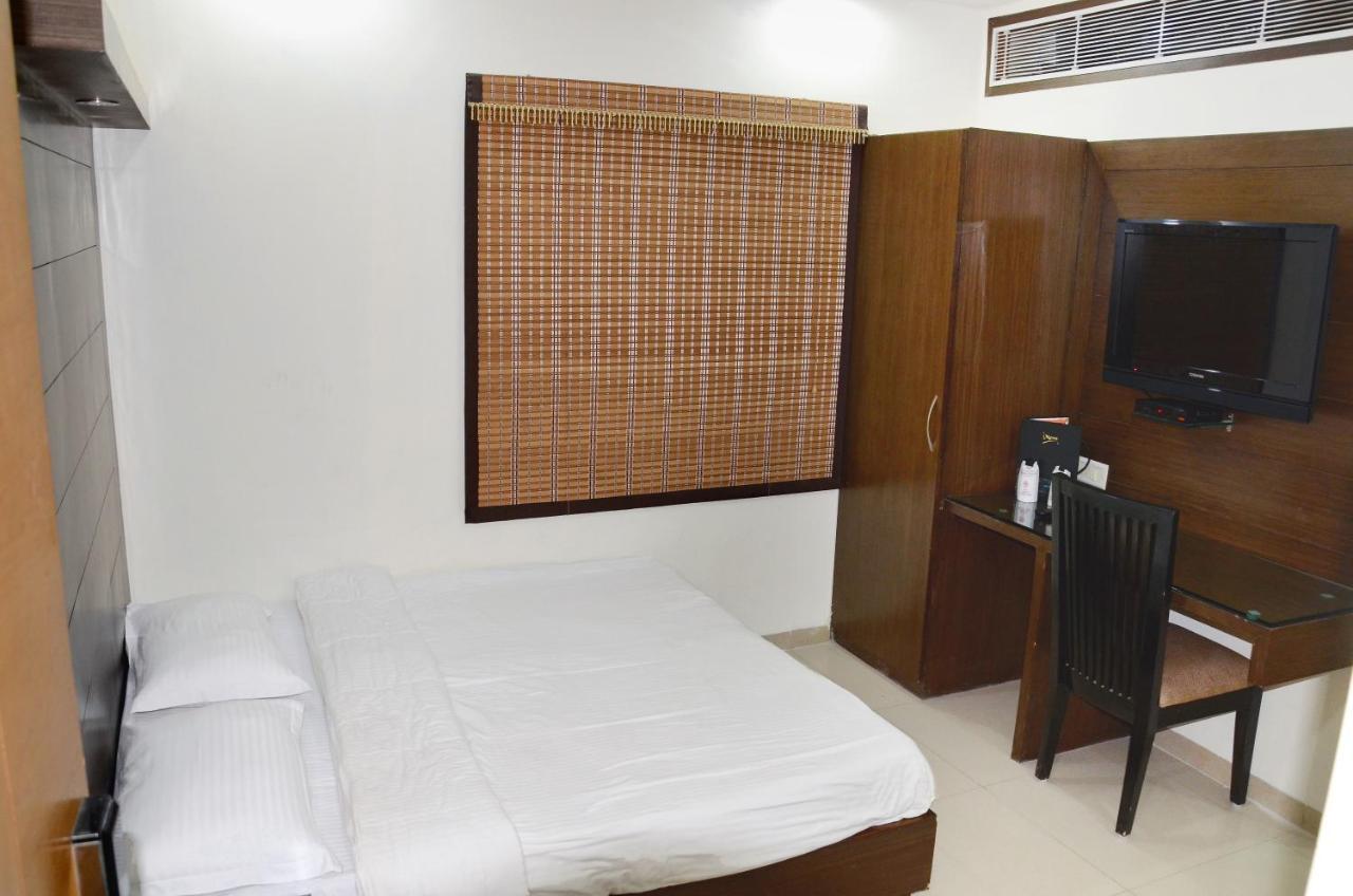 Hotel Mohan International Nowe Delhi Zewnętrze zdjęcie